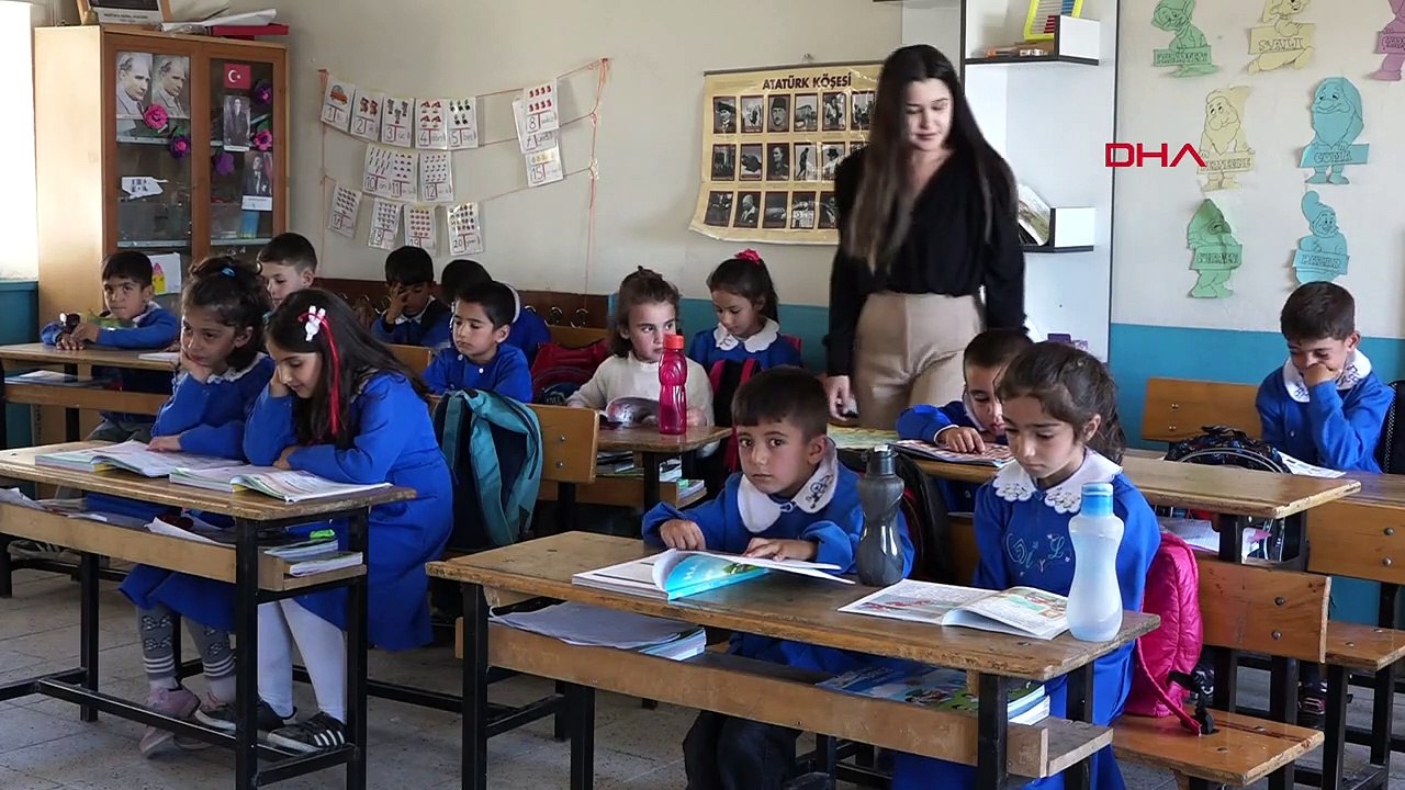 En plus d'enseigner aux élèves de Van, les enseignants assument également d'autres tâches scolaires.
