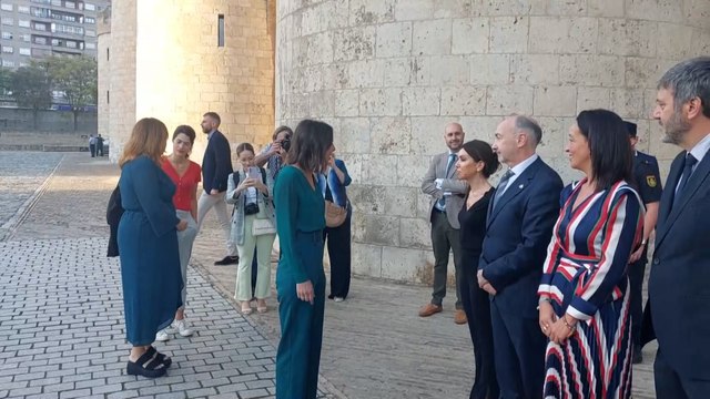 La presidenta de las Cortes de Aragón (Vox) niega el saludo a Irene Montero y PAM