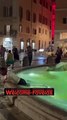 Turista fa il bagno nella Fontana dei Trevi a Roma