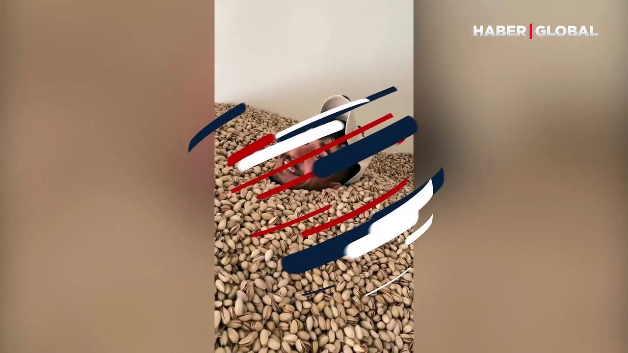 Bu da "gıda terörü..." İçine yattığı fıstıkları hem yedi, hem tükürdü!