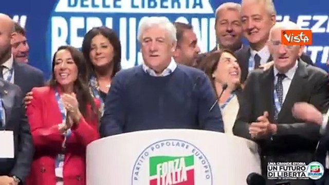 L'inno di Forza Italia chiude la tre giorni a Paestum, tutti i big del partito sul palco