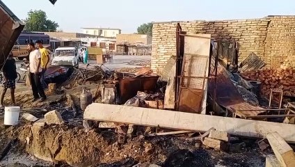 Watch Video: पांच केबिन जली, लाखों का सामान जला