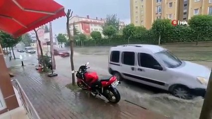 Büyükçekmece'de Sağanak Yağış Sonrası Yollar Göle Döndü