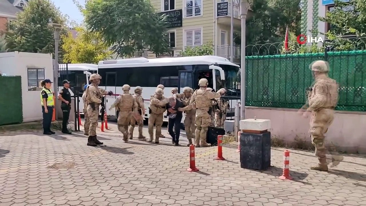 Terkinler çetesi üyeleri adliye önündeki gazetecilere ayakkabı fırlattı: Çok güzel reklam yaptınız bizi