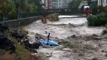 Douches à Çanakkale ; Un ruisseau inondé et un bateau de pêche coulé