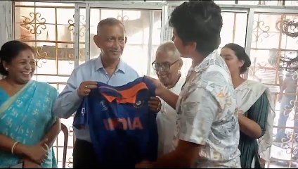 ব্যান্ডপার্টি, কেক নিয়ে হাজির গৌতম দেব, জন্মদিনে 'সোনার মেয়ে' রিচার বাড়িতে  | Oneindia Bengali