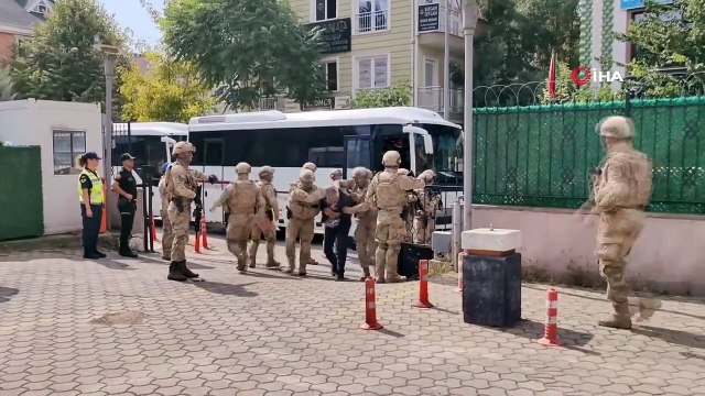 Les membres du gang Terkinler ont lancé des chaussures sur les journalistes devant le palais de justice : Vous nous avez très bien fait de la publicité
