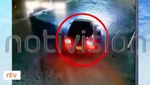 Video: Una joven fue arrojada de un taxi en movimiento en Chilimarca