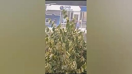 İstanbul'da beklenen sağanak başladı! Koca kamyonun sulara gömüldüğü anlar kamerada