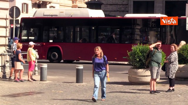 Il Governo riapre Piazza Colonna al pubblico e i turisti tornano davanti Palazzo Chigi, le immagini
