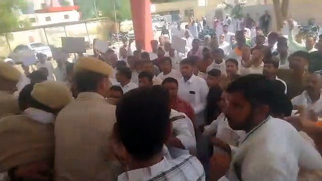 ग्रामीणों ने किया पुलिस थाने का घेराव, पुलिस व प्रदर्शनकारियों के बीच धक्का मुक्की