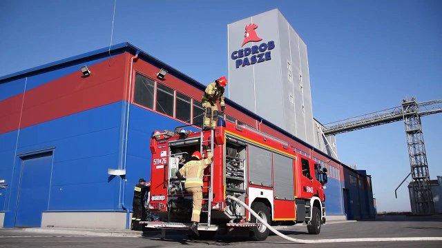 Ćwiczenia straży pożarnej z Rypina na terenie zakładu Cedrob
