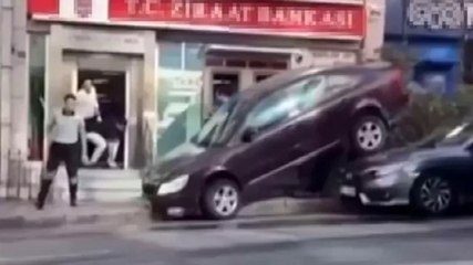 Fatih’te ilginç kaza: Gaza fazla basan sürücü başka bir aracın üzerine çıktı