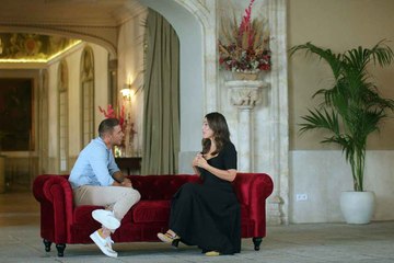 Joaquín el Novato aprende protocolo con tamara Falcó