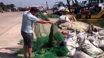 Balıkçıların ağına takılan 65 çuvaldan 3 ton 250 kilo pirinç çıktı