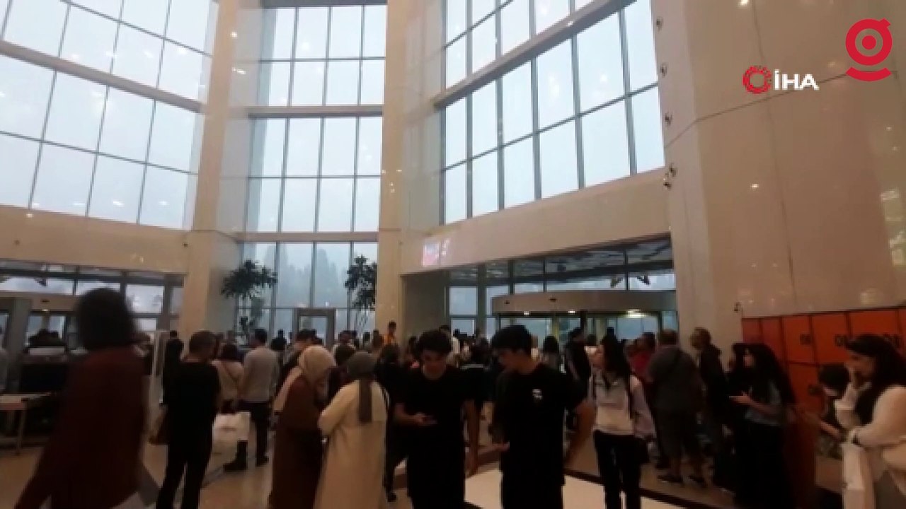 Aşırı yağış nedeniyle müşteriler alışveriş merkezinde mahsur kaldı