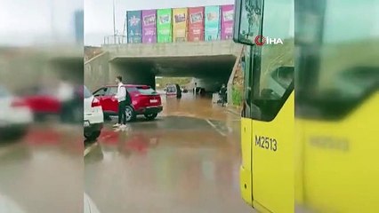 İstanbul'da Sağanak Yağış Nedeniyle Ambulans Mahsur Kaldı