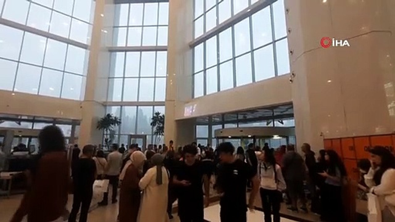 Vatandaşlar Cevahir Alışveriş Merkezi'nde mahsur kaldı