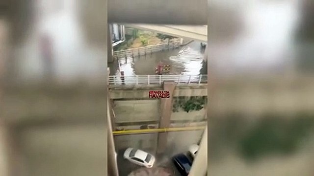 İstanbul etkili olan kuvvetli sağanak nedeniyle sel suları AVM'nin duvarlarını aştı