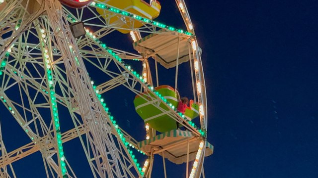 Bir çocuk, hareket eden dönme dolapta asılı kaldı!