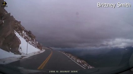 Une promenade paisible le long d’une montagne