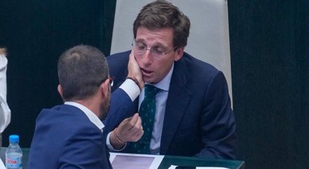 El socialista Viondi, expulsado del Pleno por dar palmadas en la cara a Almeida