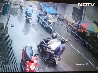 Niña sufre accidente en plena calle y es auxiliada.