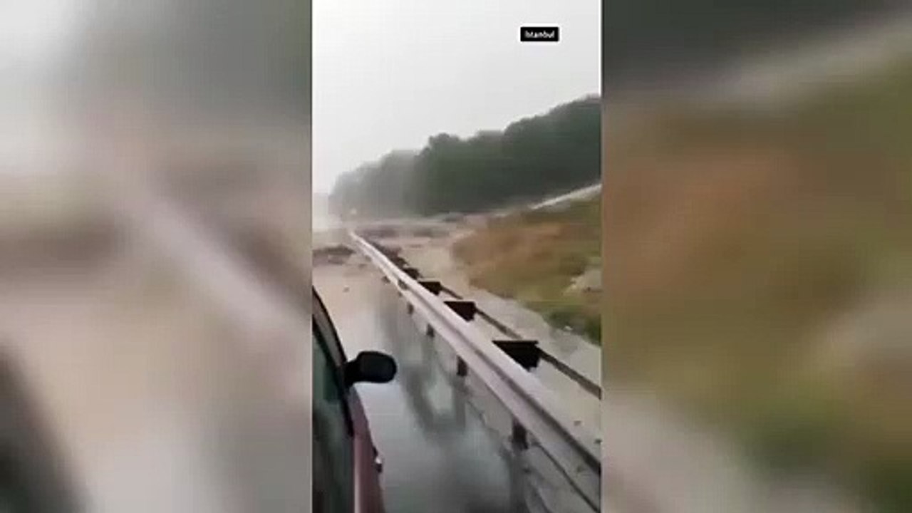 La route Kemerburgaz-Aéroport d'Istanul a été fermée après la pluie ! Il y avait un long trafic