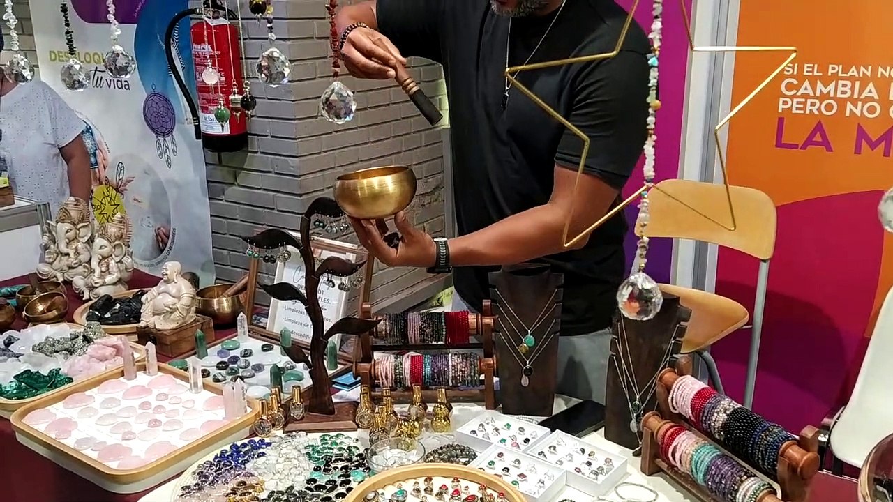 Ritualización de un mineral en la Feria Esotérica de Madrid