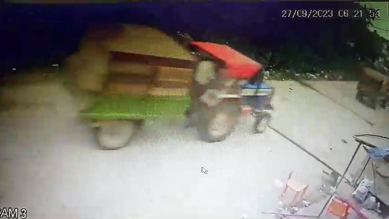 बजरी माफिया का ऐसा खौफ...थाने के सामने से निकल...