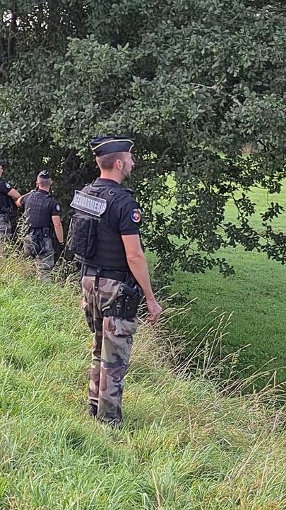 Les gendarmes ont ratissé une grande étendue herbeuse située derrière l'étang du Breux à Saint-Blaise-La-Roche jeudi 28 septembre