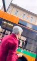 Autista di bus abbandona passeggeri anziani in strada