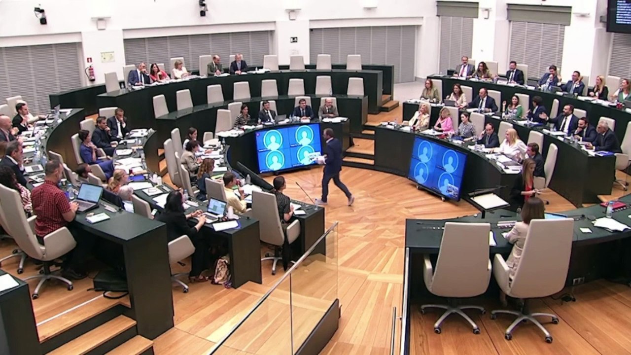 El socialista Viondi, expulsado del Pleno tras "tocarle la cara" a Almeida