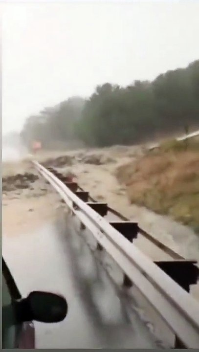 Sağanak yağış nedeniyle İstanbul Havalimanı yolunda toprak kayması meydana geldi