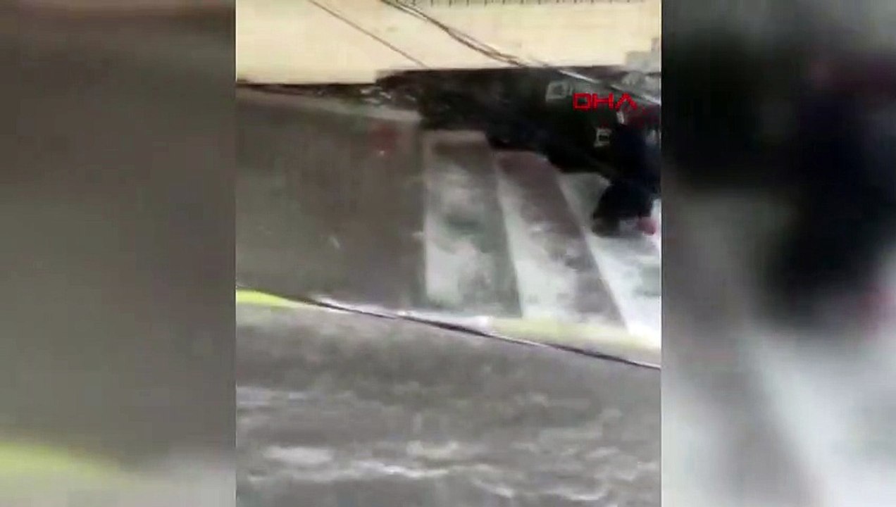 UNE FEMME ESSAYANT DE TRAVERSER LA ROUTE À GAZİOSMANPAŞA A ÉTÉ PRIS DANS UNE INONDATION