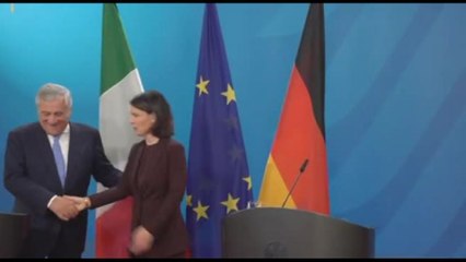 Tajani a Berlino da Baerbock: "Nessuno fa guerra alle ong"