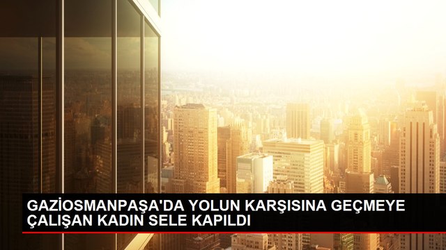 GAZİOSMANPAŞA'DA YOLUN KARŞISINA GEÇMEYE ÇALIŞAN KADIN SELE KAPILDI