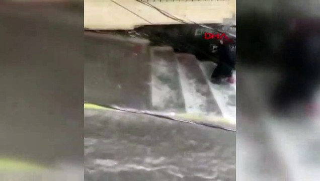 Gaziosmanpaşa'da yolun karşısına geçmeye çalışan kadın sele kapıldı