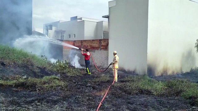 Corpo de Bombeiros é mobilizado para combater incêndio no bairro Country