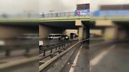 Sultangazi'de mahsur kalan aracı trafik ekipleri iterek sudan çıkardı