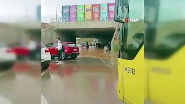 Başakşehir'de ambulans su baskınında mahsur kaldı!