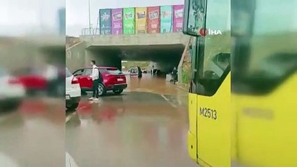 Başakşehir'de ambulans su baskınında mahsur kaldı!