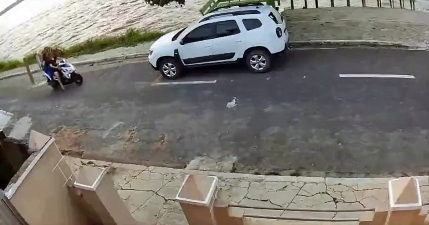 Il vient en aide à 2 personnes en scooter mais ne fait qu'empirer la chose