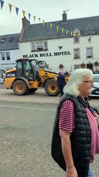 Les habitants prennent les choses en main lorsqu’une voiture garée interrompt le festival