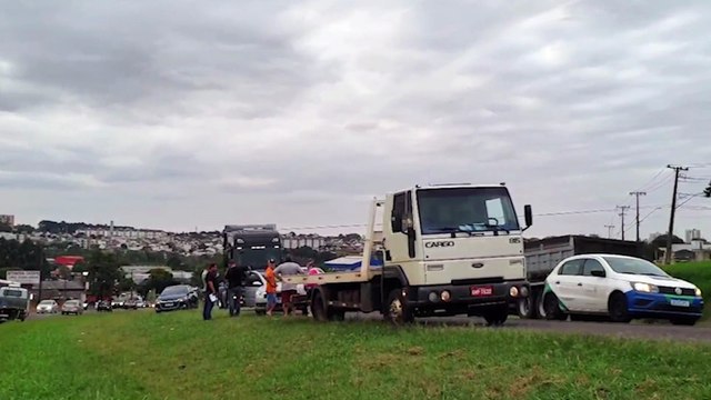 Acidente entre carro e caminhão é registrado na BR-277 em Cascavel
