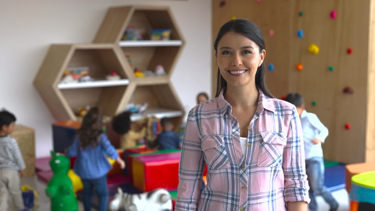 Garde d’enfants le coût d’une assistante maternelle devrait baisser en 2025 Vidéo Dailymotion