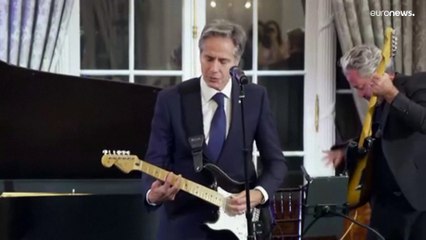 شاهد: بلينكن يعزف ويغني ويضرب أوتارًا دبلوماسية للسعودية والأردن والصين