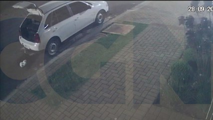 Ladrão não se intimida com alarme de carro e só corre ao ser flagrado dentro do veículo