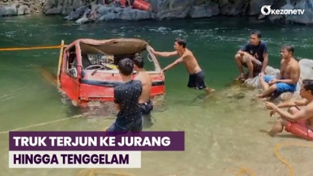 Truk Bermuatan Beras Terjun ke Jurang hingga Tenggelam