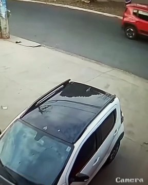 Motorista sobe em calçada e quase atropela mulher e criança em Minas